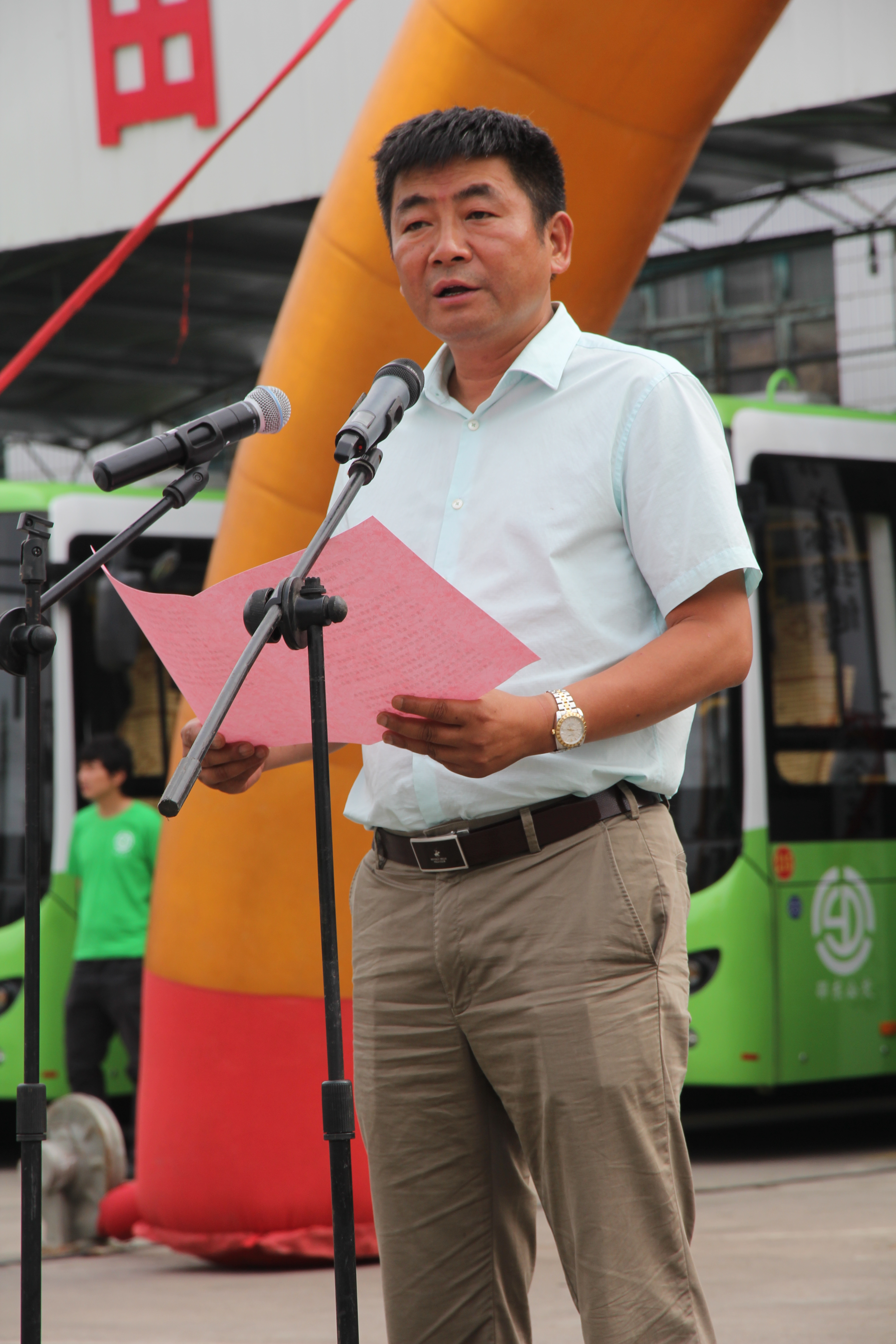 圖為純電動公交車整裝待發(fā)。圖為市民在試乘純電動公交車