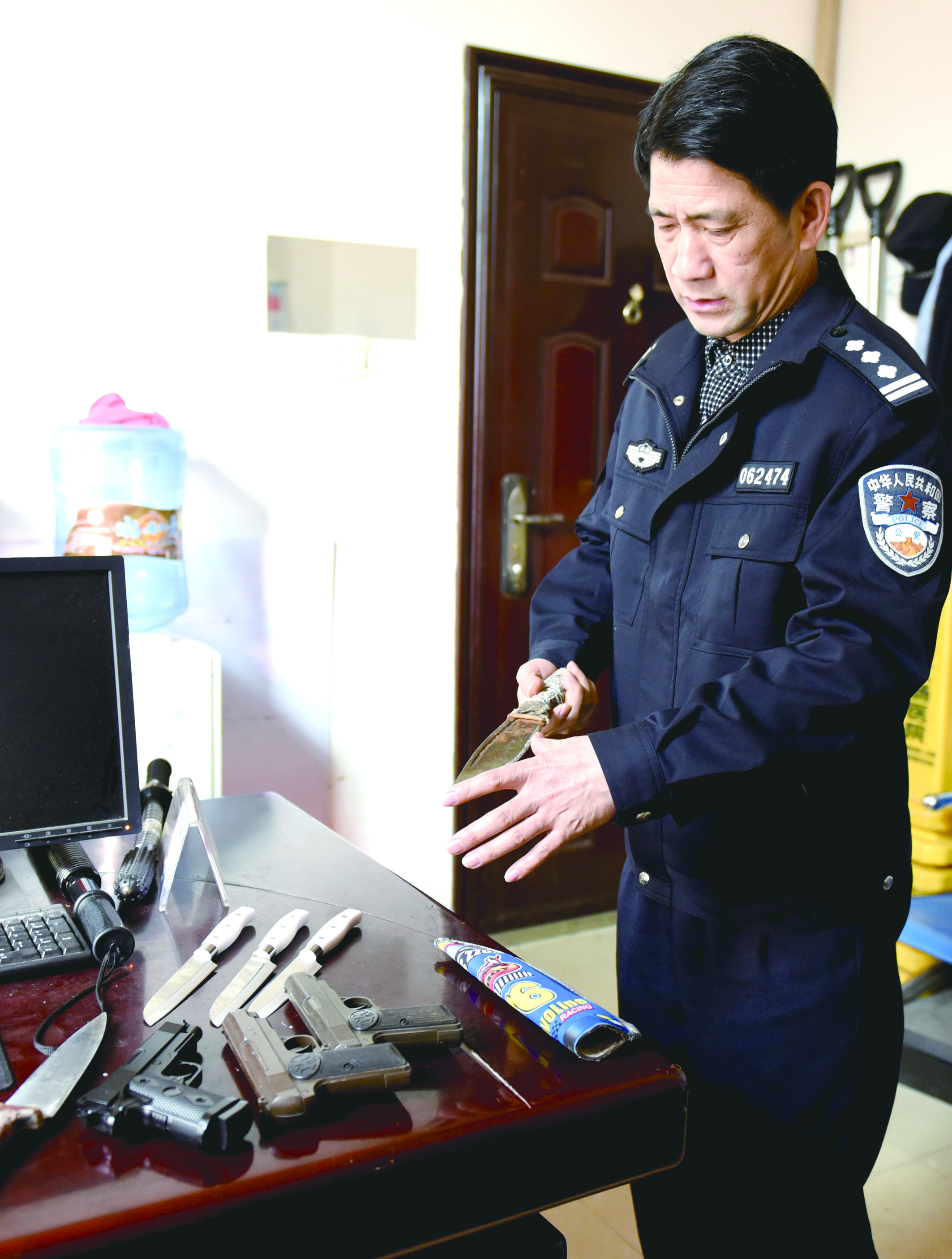 3月12日，邵東汽車西站警務室民警正在對所查獲的違禁品進行清點