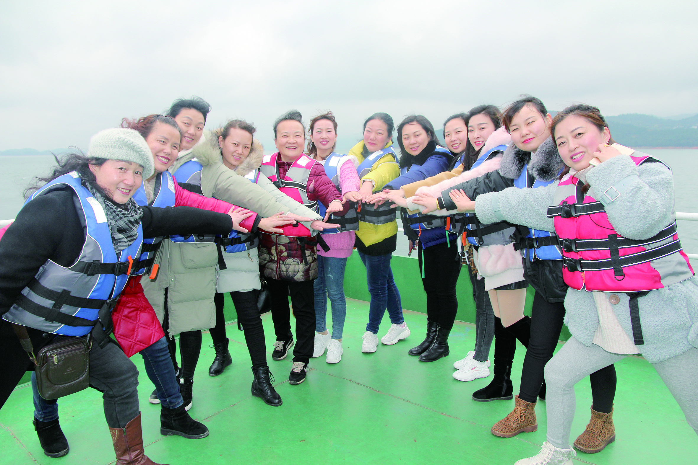 圖為女員工們在誓言：“我為邵陽湘運(yùn)加油，我與邵陽湘運(yùn)共存?！? 李高雄  攝影報道